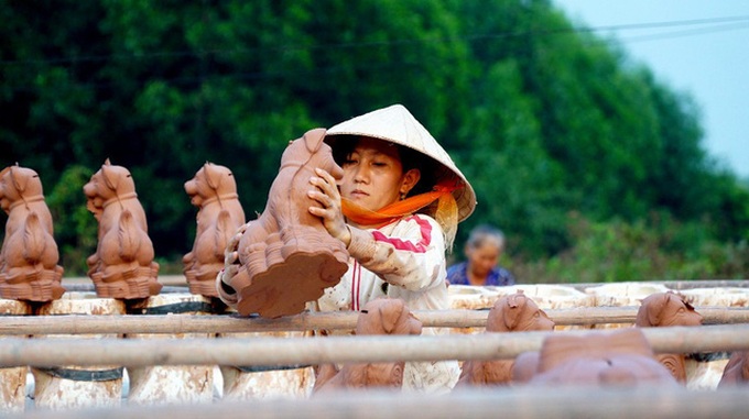 Workers busy to make dog-shaped savings containers - 4