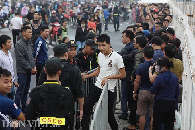 Fans scramble for Vietnam-Malaysia match tickets - 4 Fans scramble for Vietnam-Malaysia match tickets - 4