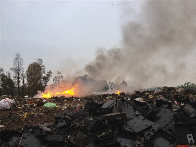 Hanoians threatened by burning rubbish tip - 4 Hanoians threatened by burning rubbish tip - 4