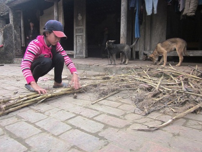 Elderly woman struggles to support ill daughter and fatherless grandchild - 2 Elderly woman struggles to support ill daughter and fatherless grandchild - 2