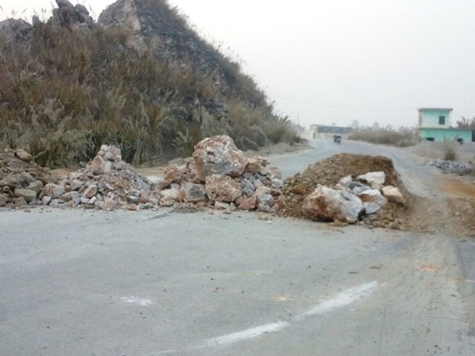 People build tents around cement factory in protest of pollution - 5