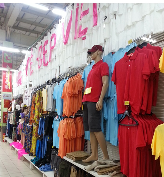 Supermarket withdraws T-shirts with incomplete map of Vietnam - 3