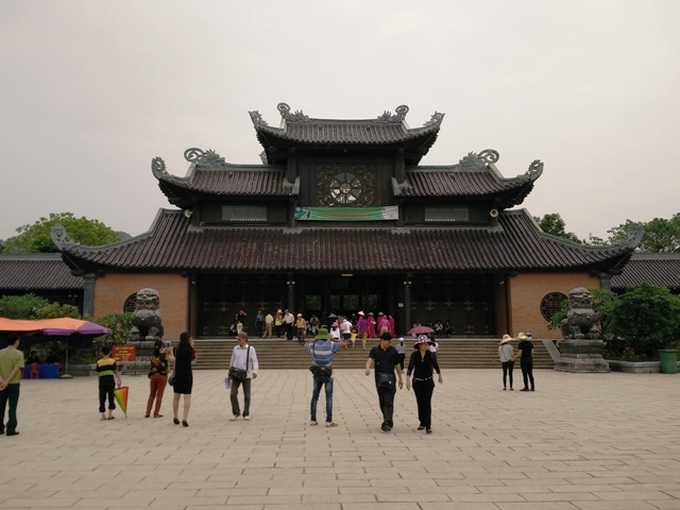 Vietnam’s biggest pagoda a popular draw for tourists - 5