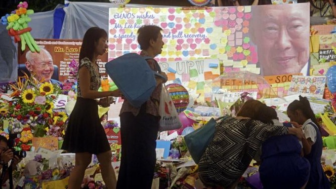 Singaporeans mourn death of founding father Lee Kuan Yew - 1 Singaporeans mourn death of founding father Lee Kuan Yew - 1