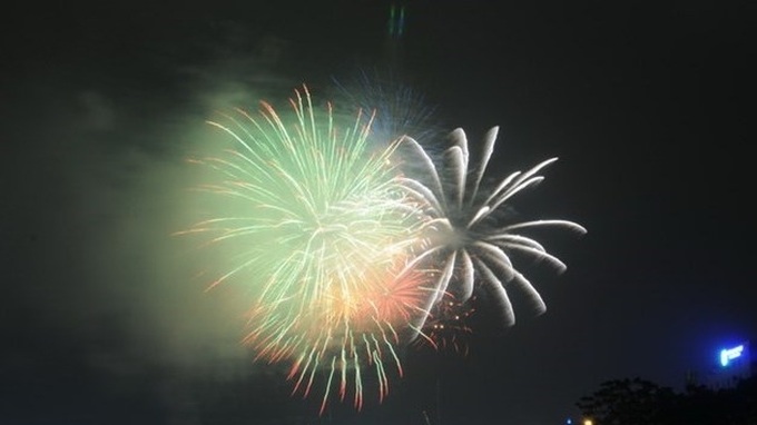 Fireworks to mark Reunification Day, May Day in Ho Chi Minh City - 1