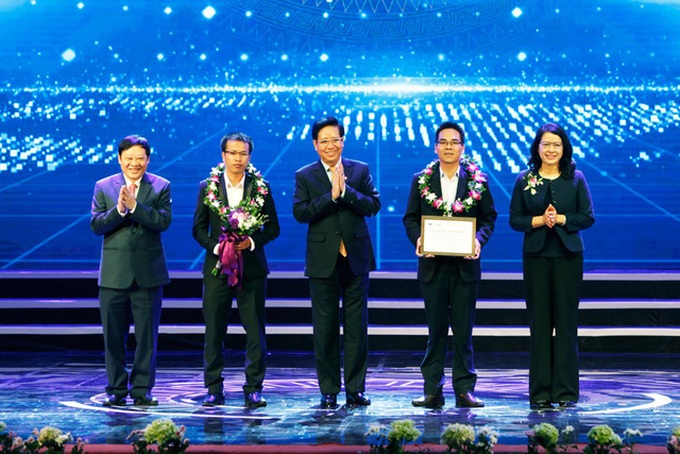 PM presents first prize at Vietnamese Talent Awards - 6