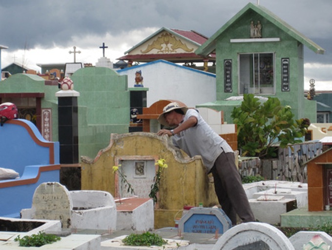 Unemployed clean up graves to earn Tet money - 4