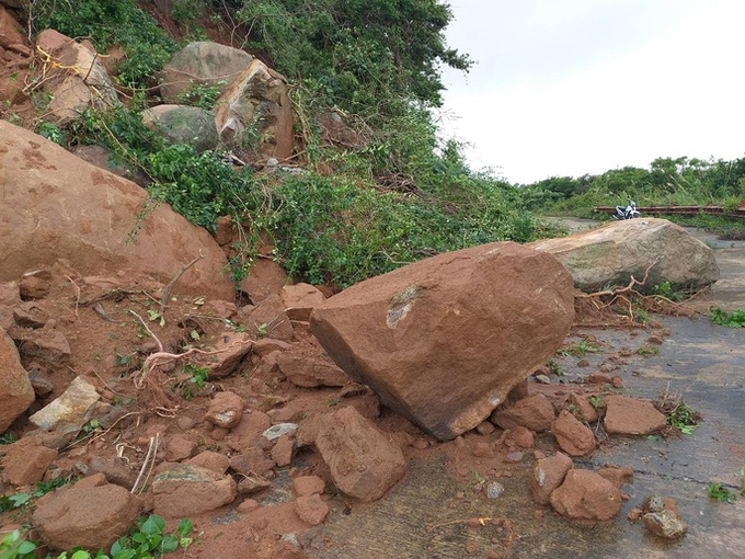 Erosion and landslide ravage Son Tra Island - 2