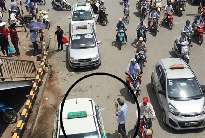 Hanoi hospitals accused of taxi firm deals to overcharge patients - 1