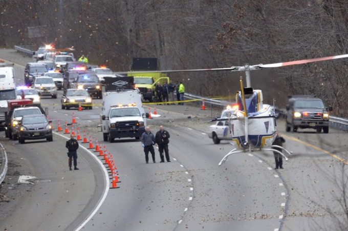 5 die when small plane crashes on major NJ highway - 1 5 die when small plane crashes on major NJ highway - 1