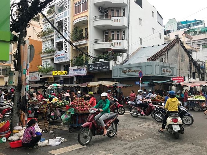Unofficial markets continue blocking HCM City streets - 6