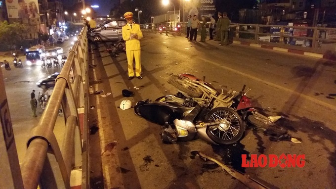 Taxi driver jumps from overpass after hitting seven motorbikes - 9