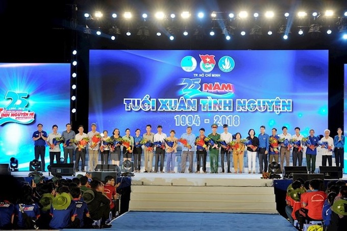 HCM City marks 25th anniversary of summer voluntary campaigns - 1