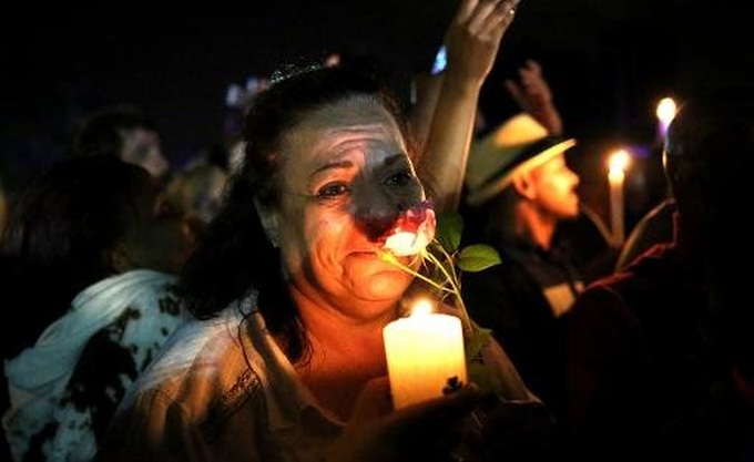 World bows in respect to Mandela - 2