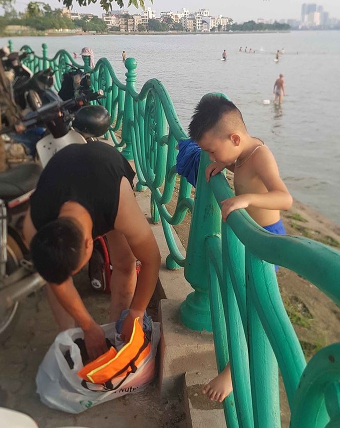 Swimming continues in West Lake despite mass fish deaths - 4