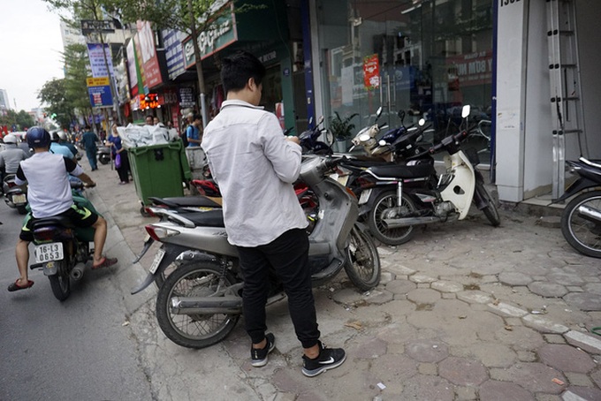 Hanoi’s pavement crack down proves to be failure - 5 Hanoi’s pavement crack down proves to be failure - 5