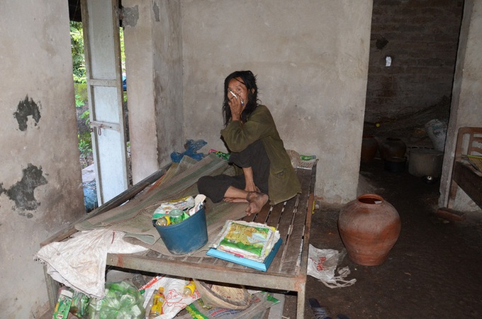 Old parents dedicated to mentally-ill children - 2