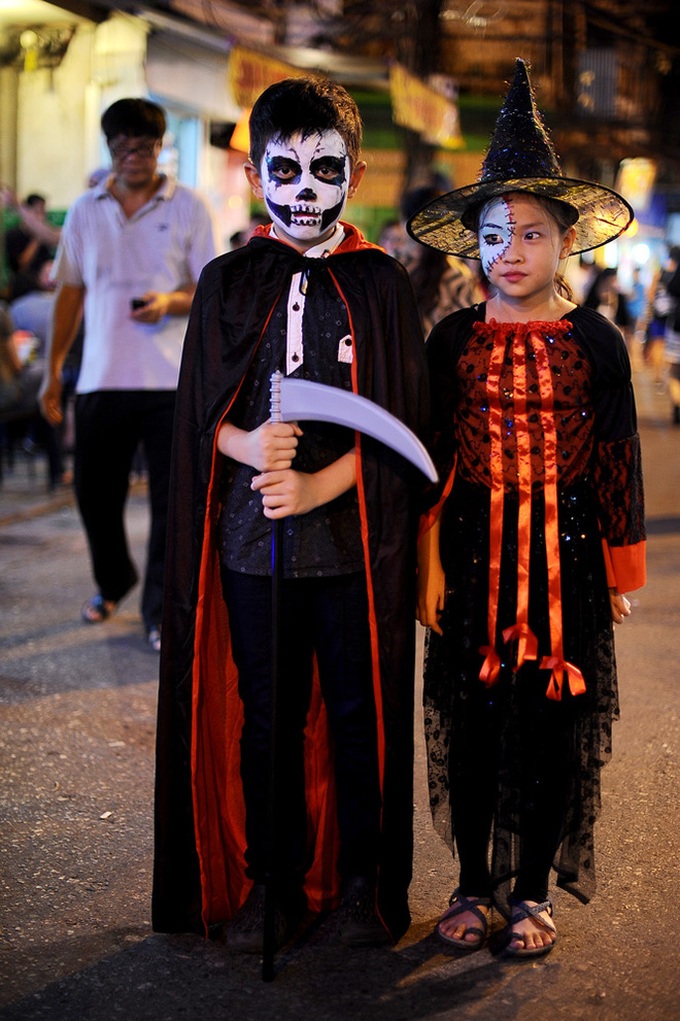 Halloween fest scares, entertains Hanoians - 4