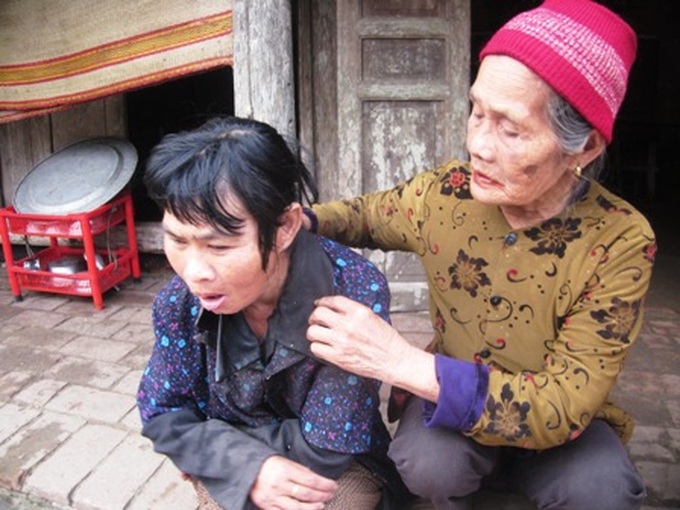 Elderly woman struggles to support ill daughter and fatherless grandchild - 1 Elderly woman struggles to support ill daughter and fatherless grandchild - 1