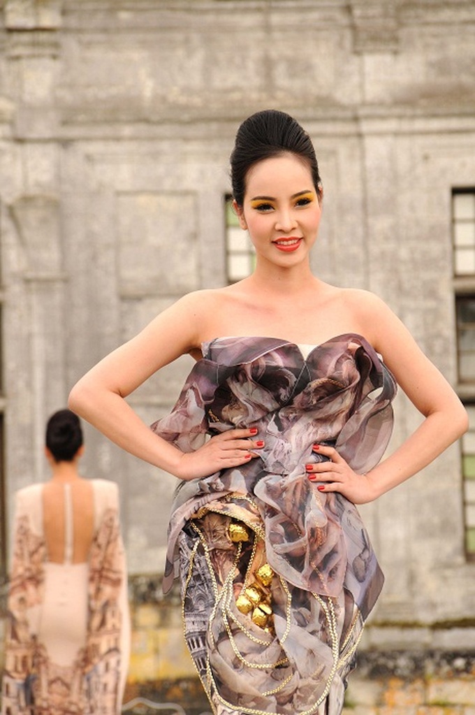 Vietnamese Ao dai graces stage at Chambord Castle - 3
