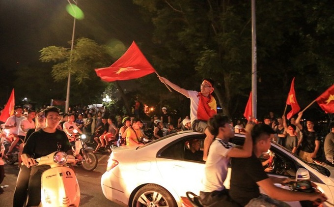Vietnamese football fans celebrate Olympic team's ticket to Asiad quarter-final - 6