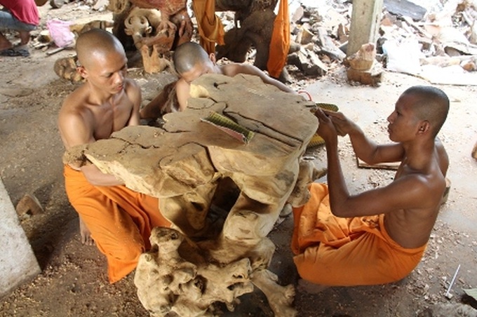 Pagoda in Tra Vinh well-known for wood carving - 1