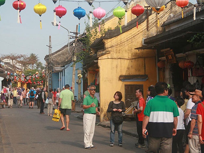 Illegal foreign tourist guides uncontrollable in Vietnam - 1 Illegal foreign tourist guides uncontrollable in Vietnam - 1