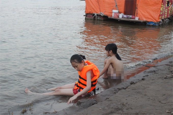 Hot Hanoi flocks to lakes, rivers for escape - 3