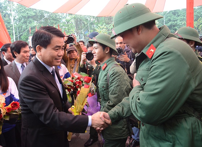Thousands of young Hanoian men join the army - 9
