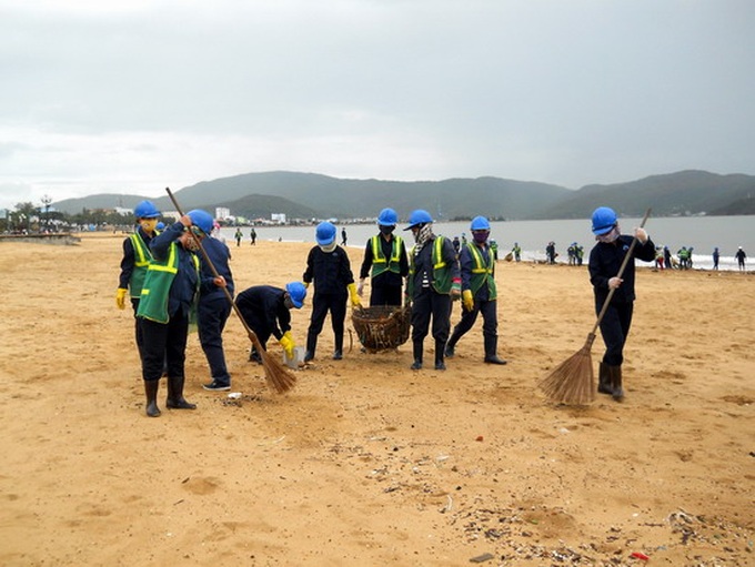 More than 1,000 people to clean Quy Nhon beaches - 1