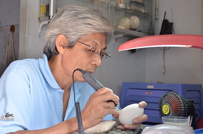 Egg shell magician - 1 Egg shell magician - 1