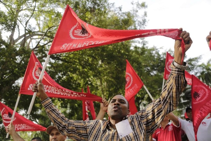 Obama and Castro to break Cold War ice in person - 1