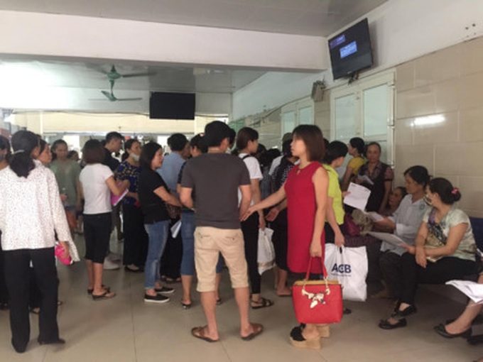 Patients sleep on the floor at overcrowded hospital - 3