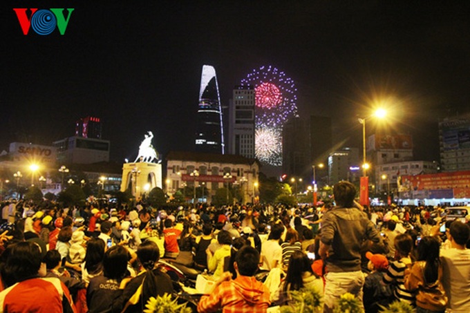 Revellers ring in Lunar New Year across Vietnam - 5