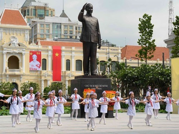 HCM City needs more statues, parks, squares to make public space pretty - 1