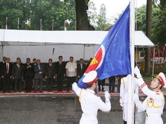 Vietnam hoists flag on ASEAN anniversary - 1