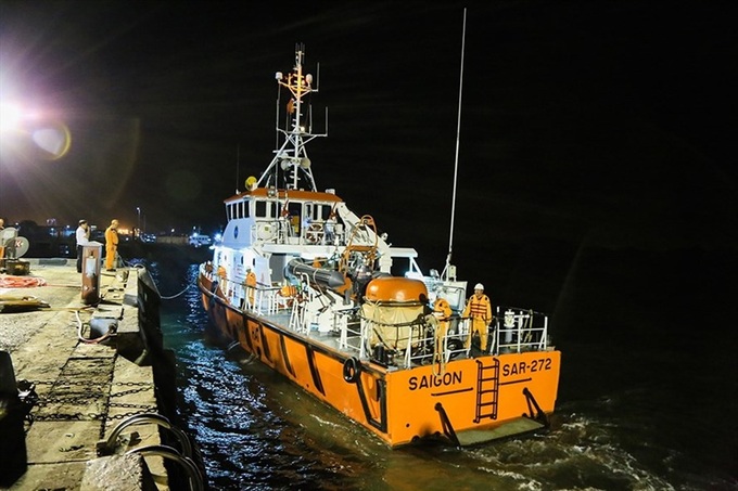 Two drowned, four missing after fishing boat sinks off Ba Ria-Vung Tau - 1