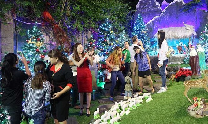 Singer's Christmas house turns big attraction - 5