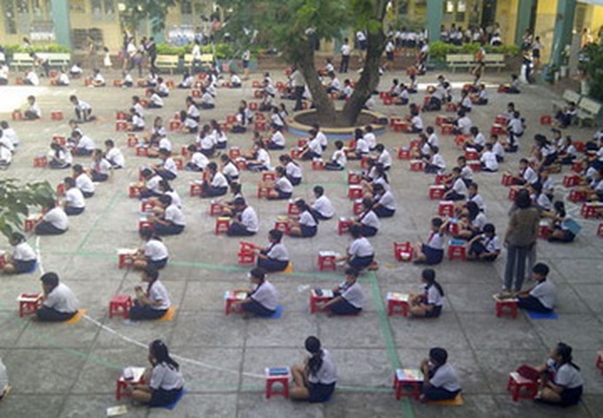 Holding exams in schoolyard, school sparks controversy - 1