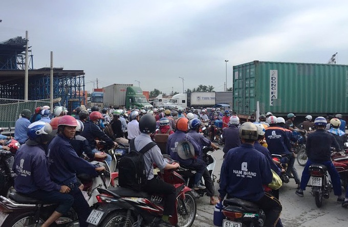 HCM City experiences horrific traffic jam - 7