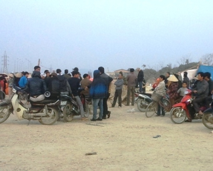 People build tents around cement factory in protest of pollution - 2