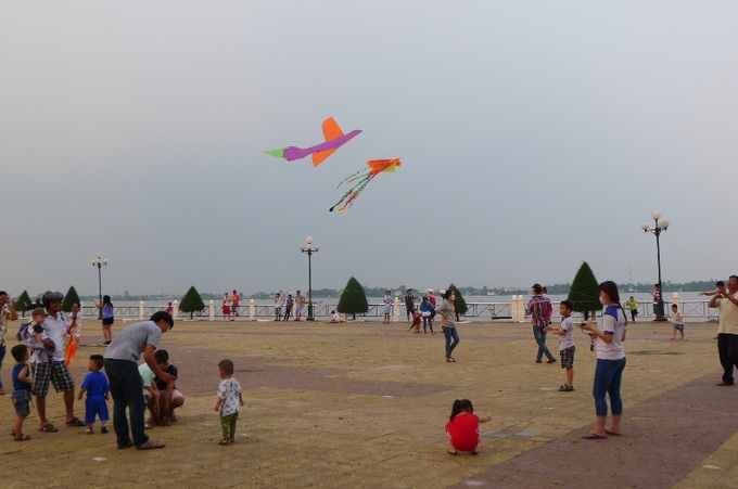 Can Tho skies fill with colour as kite-flyers come out to play - 6