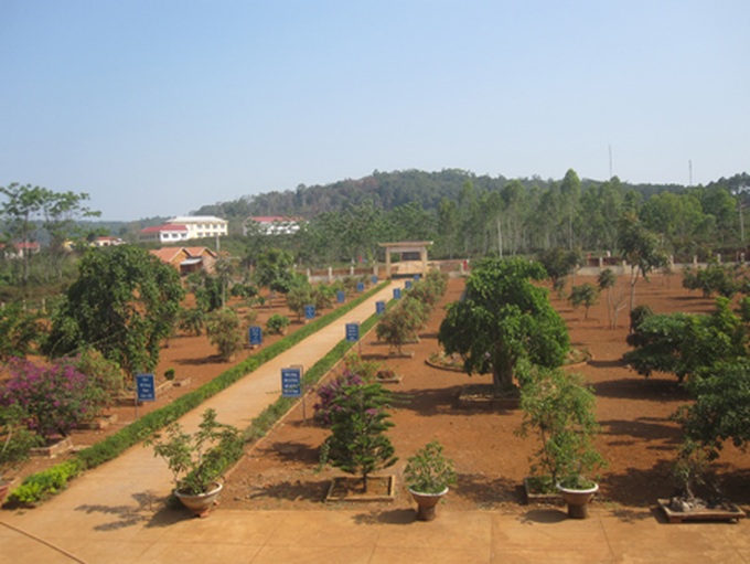 Dedicated headmaster in poor central highlands commune - 1 Dedicated headmaster in poor central highlands commune - 1