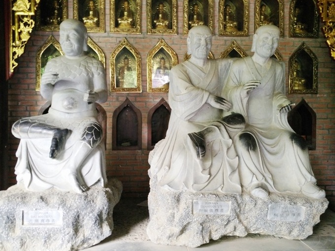 Vietnam’s biggest pagoda a popular draw for tourists - 7