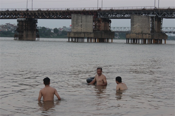 Hot Hanoi flocks to lakes, rivers for escape - 4