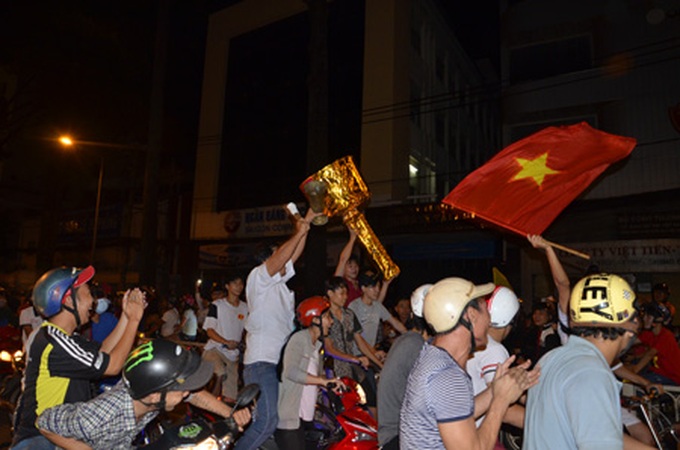 Crowds jam traffic in Hanoi and HCMC to cheer Vietnam win in Malaysia - 6 Crowds jam traffic in Hanoi and HCMC to cheer Vietnam win in Malaysia - 6