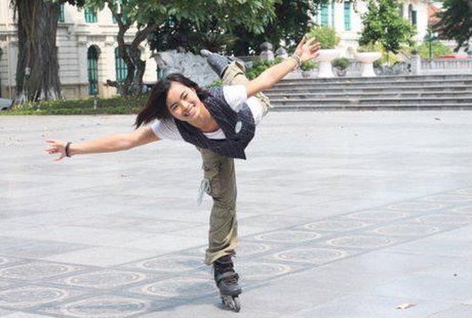 Girl promotes nascent sport of inline skating in Vietnam - 1
