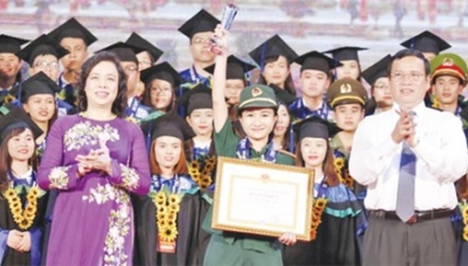Hanoi honours outstanding students - 1