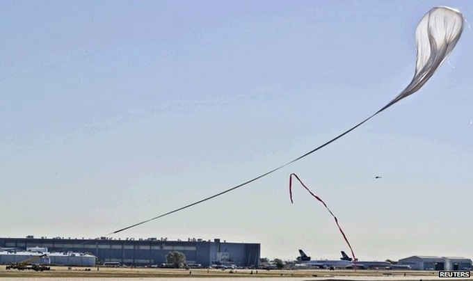 Skydiver Felix Baumgartner breaks sound barrier - 4