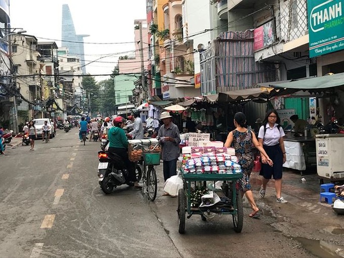 Unofficial markets continue blocking HCM City streets - 8